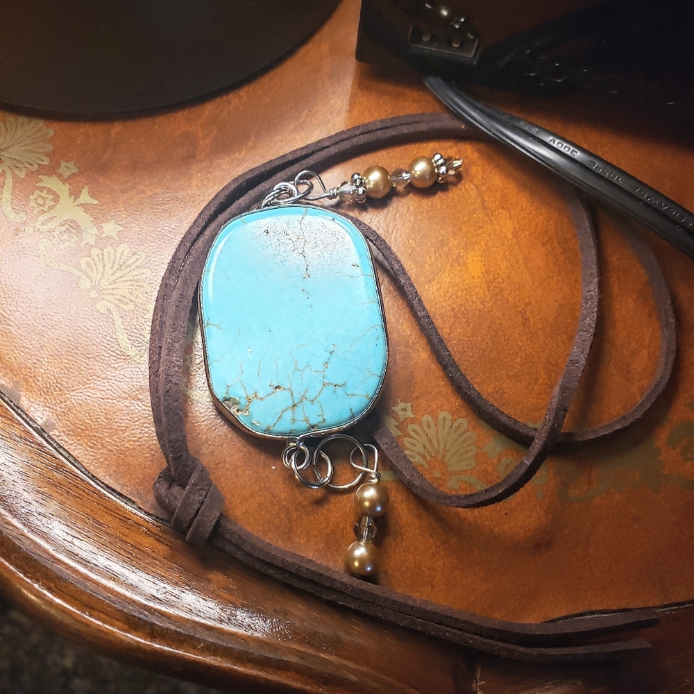 Stone/Crystal pendant necklace